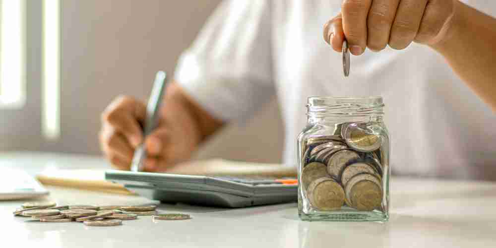 Gaji pas-pasan bukan penghalang. Anak 20-an kini membuktikan, dengan strategi yang tepat, menabung dan investasi bisa dimulai sejak dini tanpa harus mengorbankan hidup sepenuhnya.