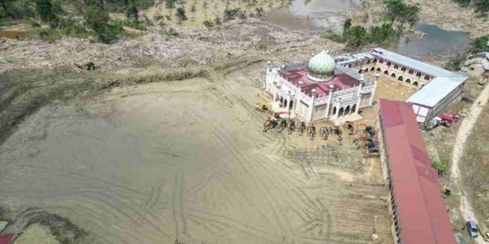 Tampak udara kompleks Ponpes Darul Mukhlisin di Aceh Tamiang yang kini sudah bersih dari tumpukan kayu pascabanjir bandang, aktivitas pembersihan hampir rampung.