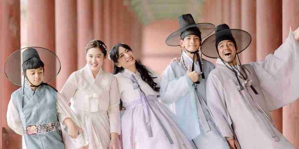 Keluarga Hesti Purwadinata tampil kompak mengenakan hanbok saat liburan di Korea Selatan, memancarkan kehangatan keluarga dengan nuansa ala drama Korea yang manis dan penuh keceriaan.