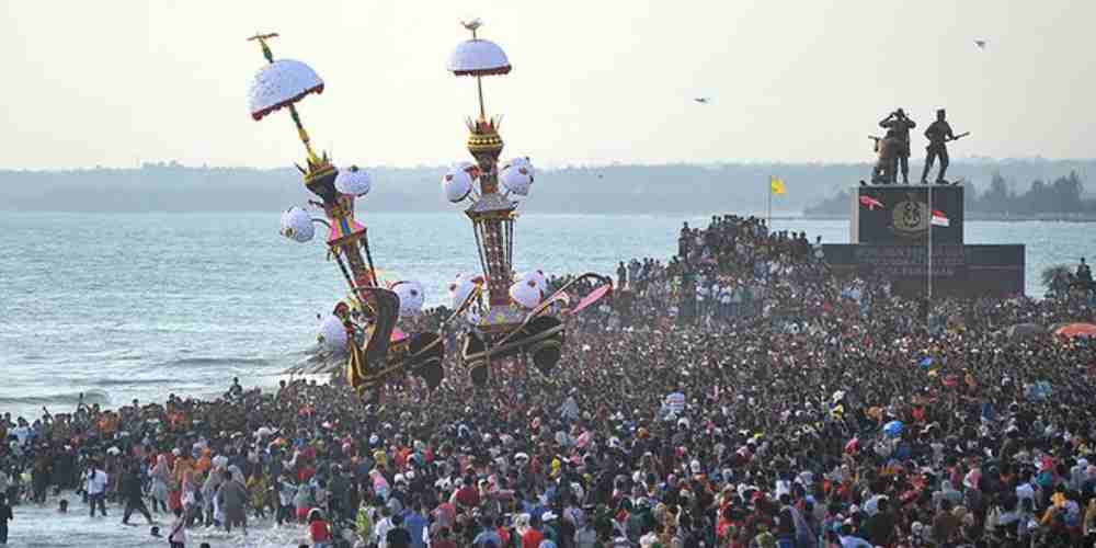 Ribuan warga mengarak Tabuik menuju Pantai Gandoriah dalam puncak Tradisi Tabuik, warisan budaya Minangkabau khas Kota Pariaman.