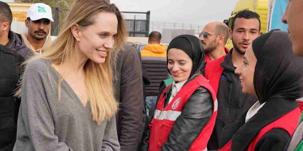 Angelina Jolie  saat melakukan kunjungan di kawasan perbatasan Gaza, sebagai bentuk solidaritas dan kepedulian terhadap krisis yang berlangsung