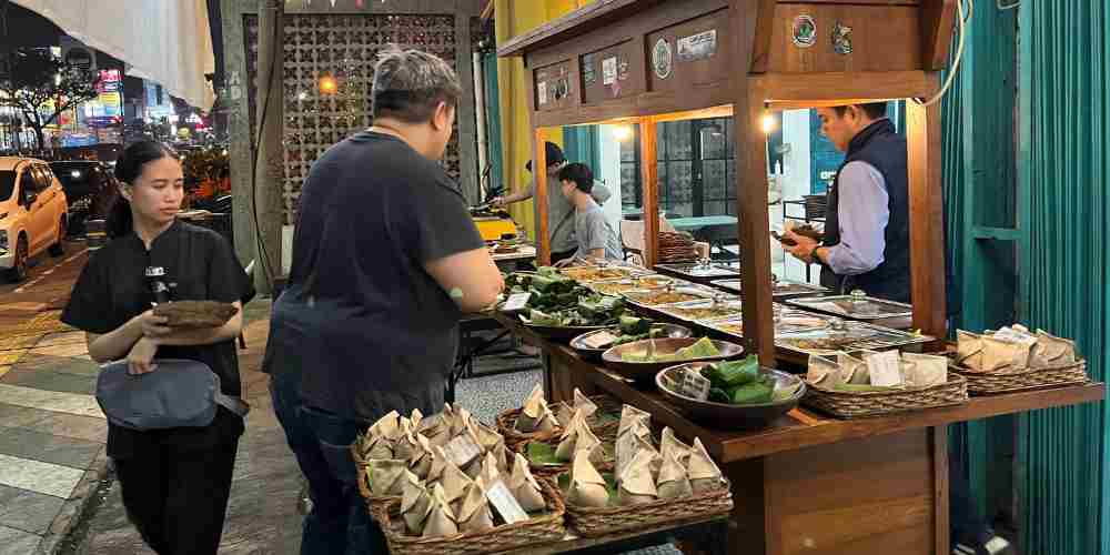 Ternyata angkringan yang identik dengan Jogja dan Solo berakar dari Desa Ngerangan, Klaten sebagai cikal bakal warung nasi kucing yang kini tersebar luas