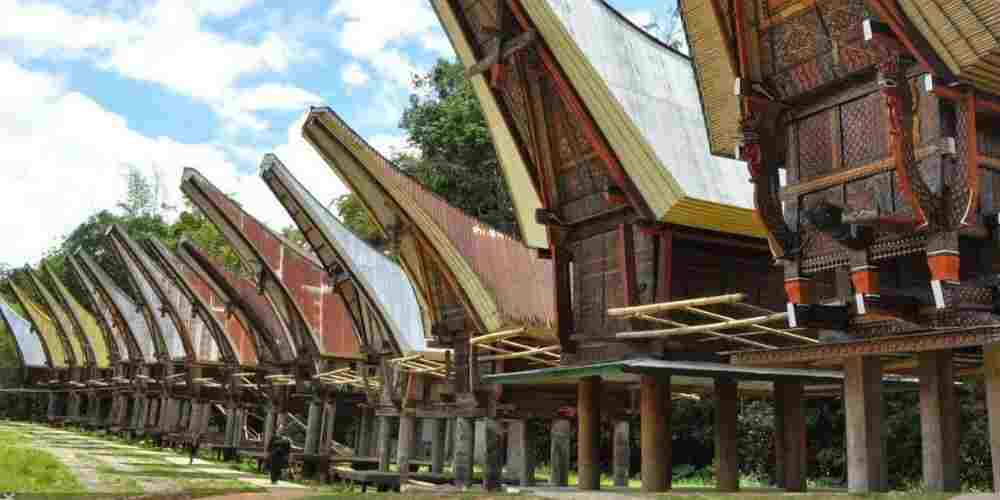 Tongkonan bukan sekadar rumah adat, melainkan simbol status sosial, pusat adat, dan identitas keluarga yang dijaga turun-temurun oleh masyarakat Toraja.