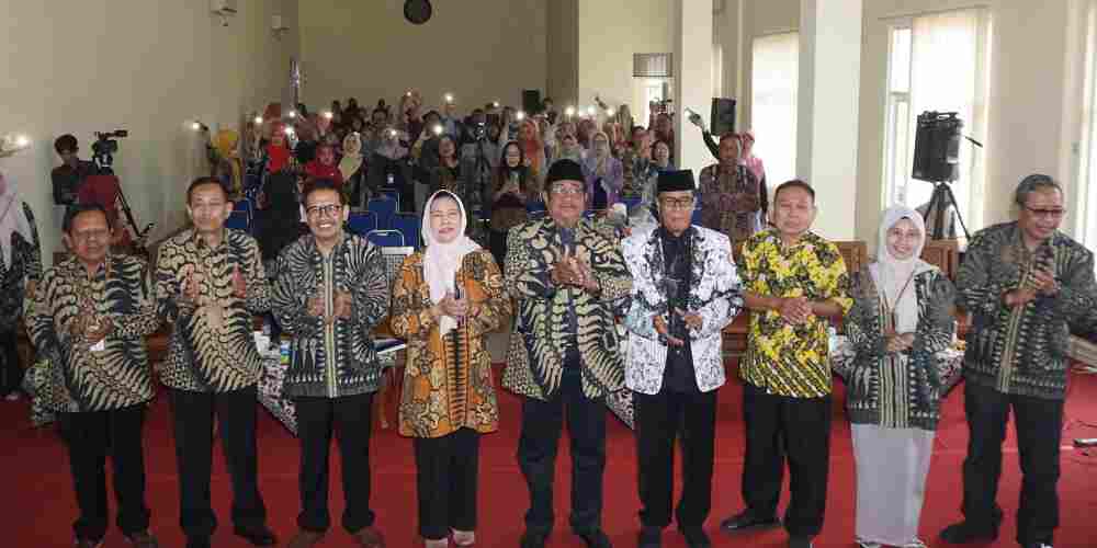 Rektor Unirow Prof. Dr. Warli M. Pd, bersama tamu undangan dan  jajaran civitas akademika Unirow Tuban berfoto bersama dalam perayaan Dies Natalis Unirow ke-19, kemarin (5/1)
