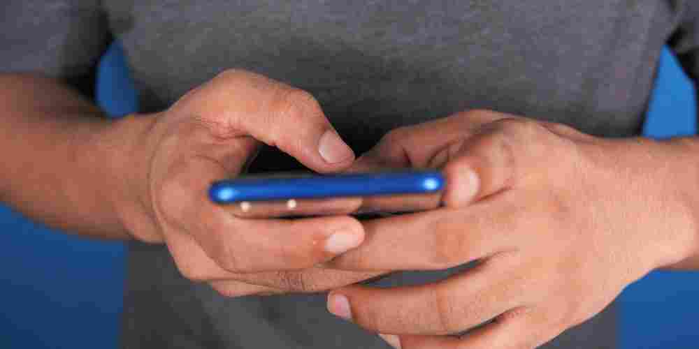Satu akun terasa tak lagi cukup. Di era digital yang penuh penilaian, membagi identitas jadi cara banyak orang tetap waras.
