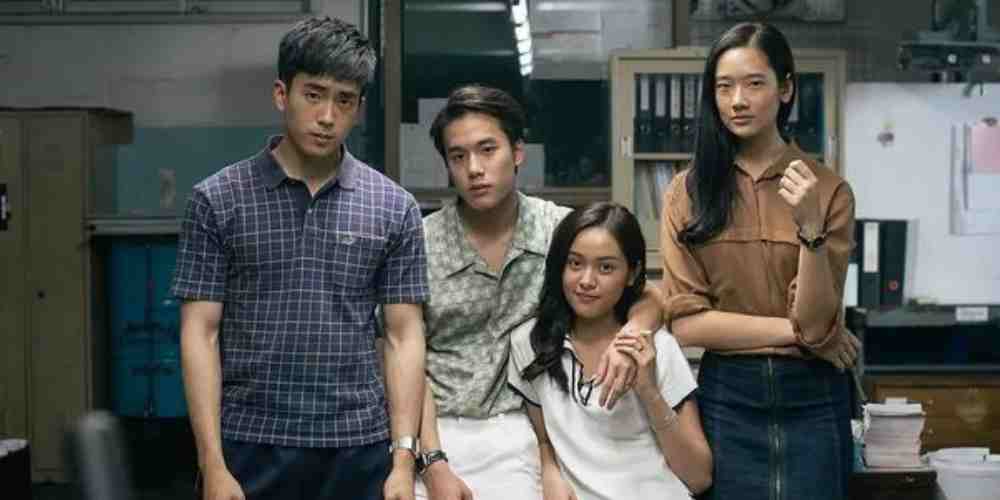 Sekelompok siswa jenius dengan satu rencana berbahaya. Bad Genius membuktikan bahwa kecerdasan bisa jadi senjata paling menegangkan di ruang ujian