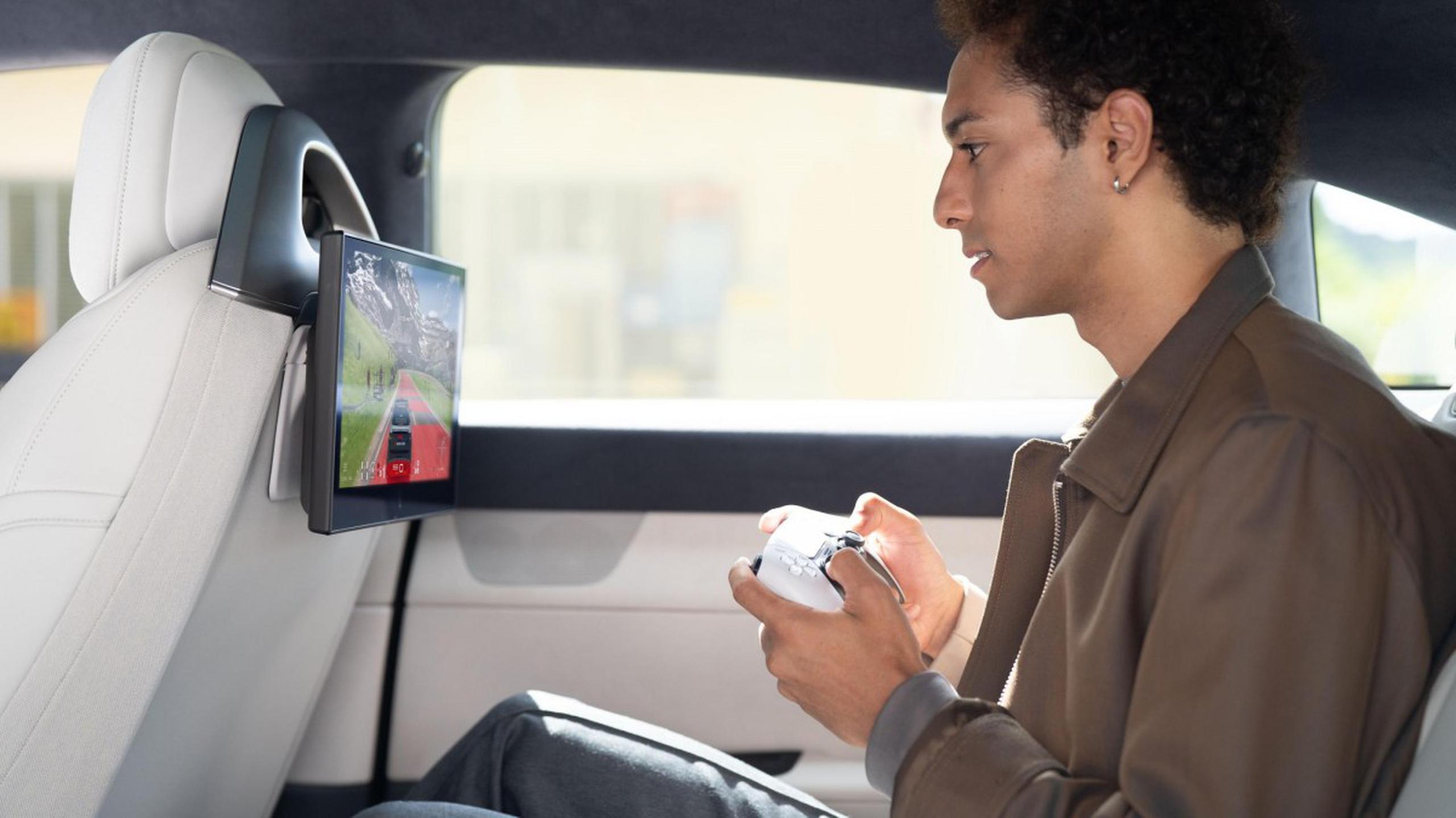 Mobil tak lagi sekadar alat transportasi. Sony dan Honda menghadirkan pengalaman baru: main game ala PS5 langsung dari layar kabin AFEELA saat mobil sedang parkir