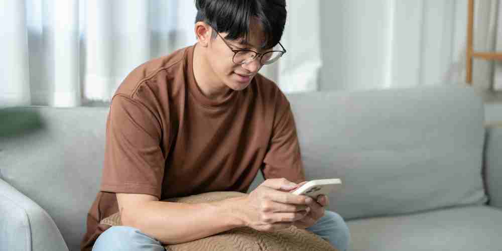 Bukan hilang, hanya lebih memilih diam. Privasi kini jadi bentuk self-care di tengah kebisingan media sosial.
