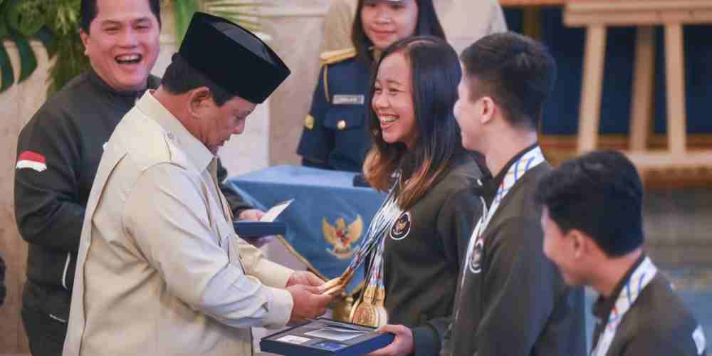 Momen saat Presiden Prabowo sedang menghitung medali Martina Ayu  Baca artikel CNN Indonesia