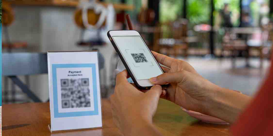 Fintech bikin hidup makin praktis. Tinggal scan dan klik, transaksi beres. Tapi tanpa sadar, dompet bisa makin tipis isinya.