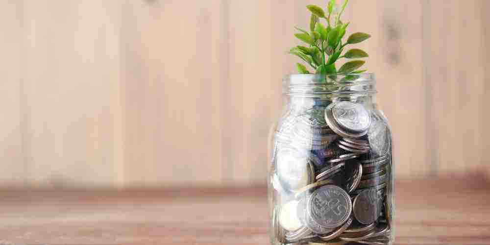 Di antara nabung, investasi, dan YOLO, anak muda mencari jalan tengah agar masa depan aman tanpa kehilangan kebahagiaan hari ini.