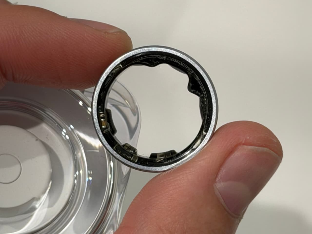 Galaxy Ring membengkak bikin geger. Samsung akhirnya buka fakta: bukan baterai, tapi struktur internal. Teknologi kecil, risikonya tetap harus diawasi