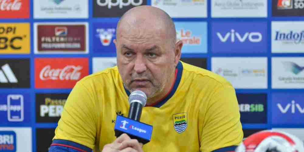 Derby panas Persib vs Persija kembali menyisakan cerita! Bukan cuma soal skor, sindiran Bojan Hodak terkait wasit asing ikut jadi sorotan.