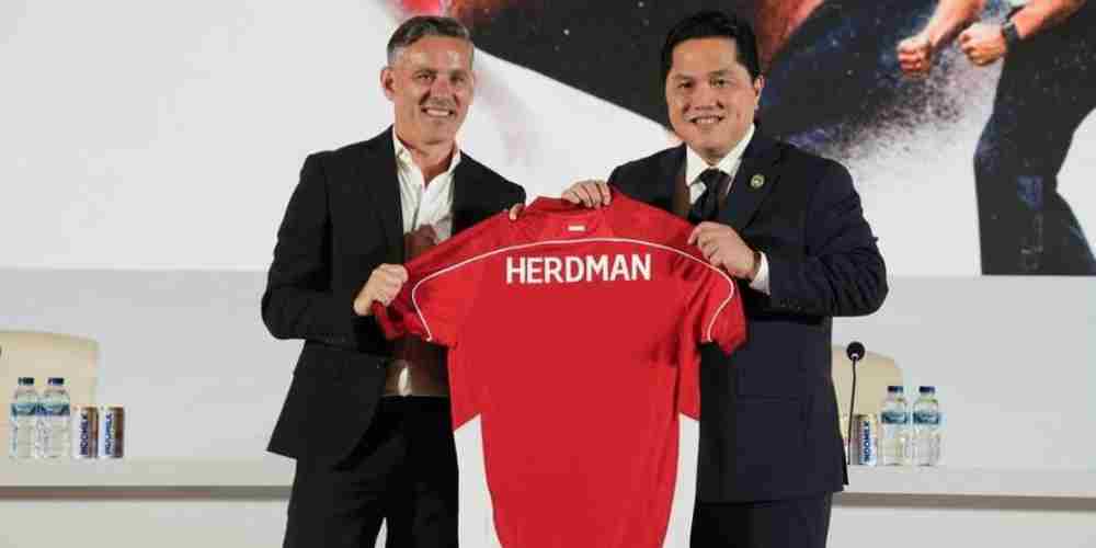 Era baru sepak bola Indonesia dimulai! John Herdman resmi diperkenalkan sebagai pelatih Timnas Indonesia bersama staf barunya