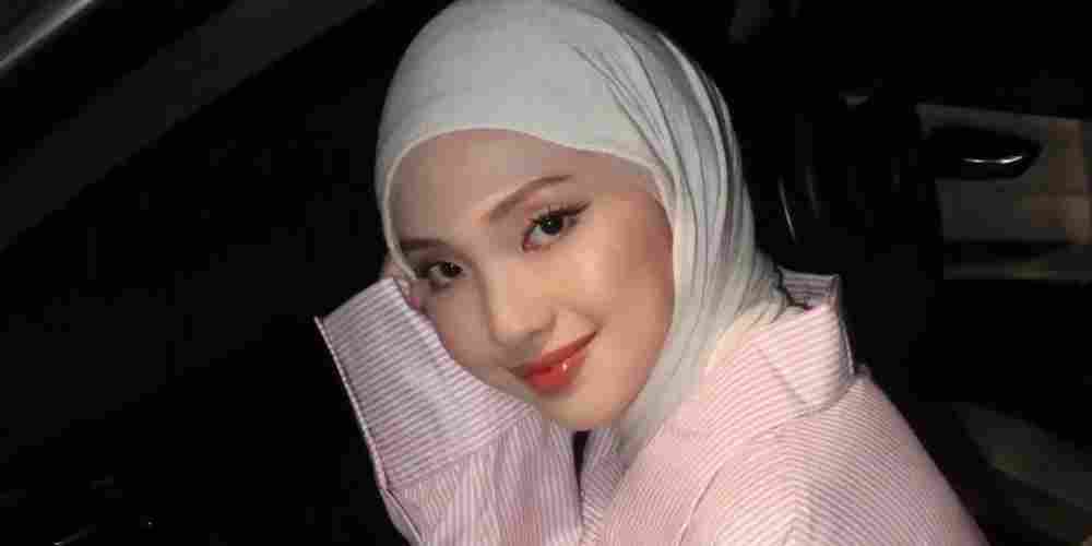 Jule mendadak viral di media sosial. Ternyata ia lahir 25 Juli 2000 dengan weton Selasa Pahing yang dipercaya punya aura kuat.