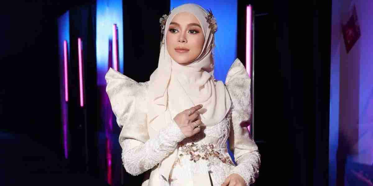 Anggun, berkelas, dan penuh makna. Lesti Kejora tampil memukau dengan gaun brokat muslim modern saat meraih penghargaan di IMA 2025&mdash;perpaduan prestasi, elegansi, dan jati diri yang kuat