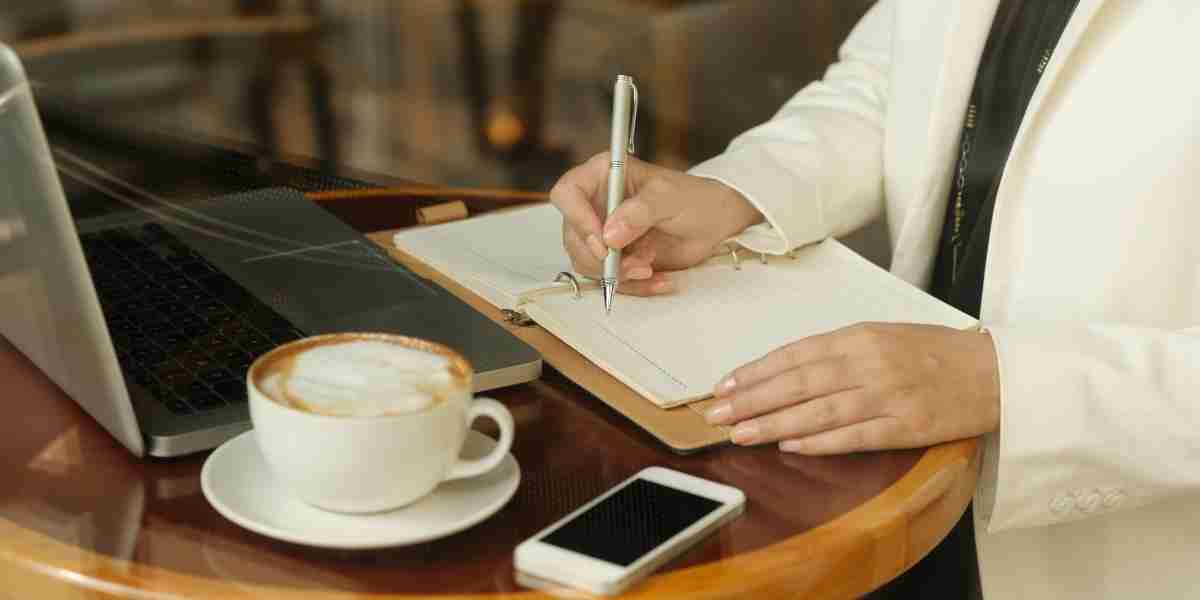 Kerja bukan di kantor, pulang bukan ke rumah. Dari kopi hingga koneksi WiFi, work from caf&eacute; jadi cara anak muda mencari fokus dan keseimbangan kerja
