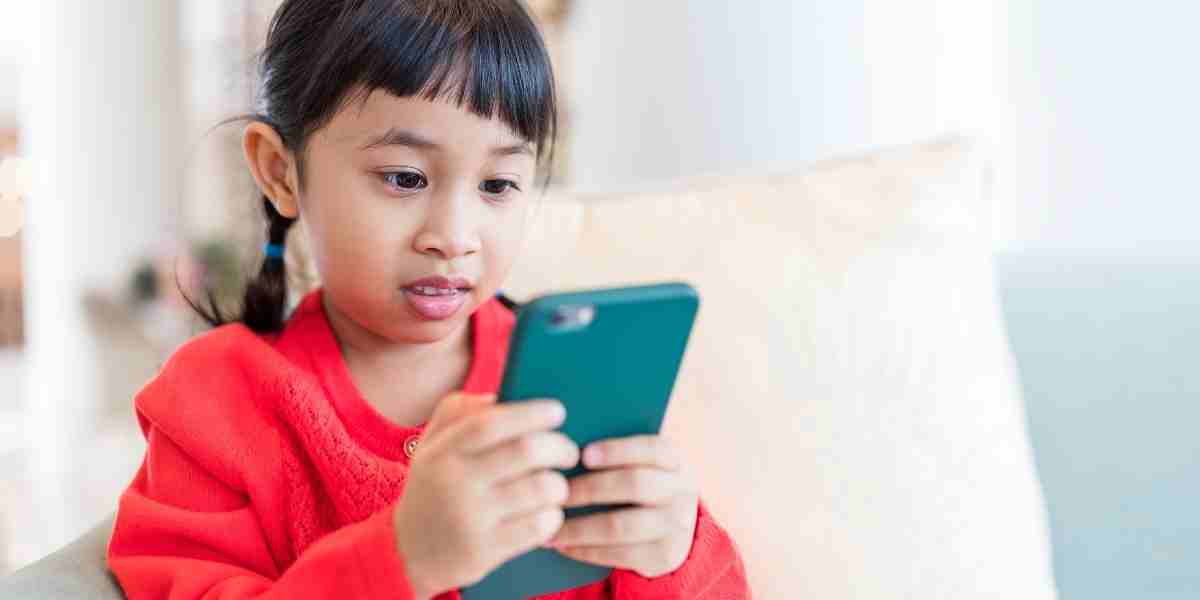 Mengasuh di era layar bukan soal melarang, tapi soal hadir. Antara screen time, batasan yang bijak, dan hati orang tua yang tetap terhubung dengan anak.
