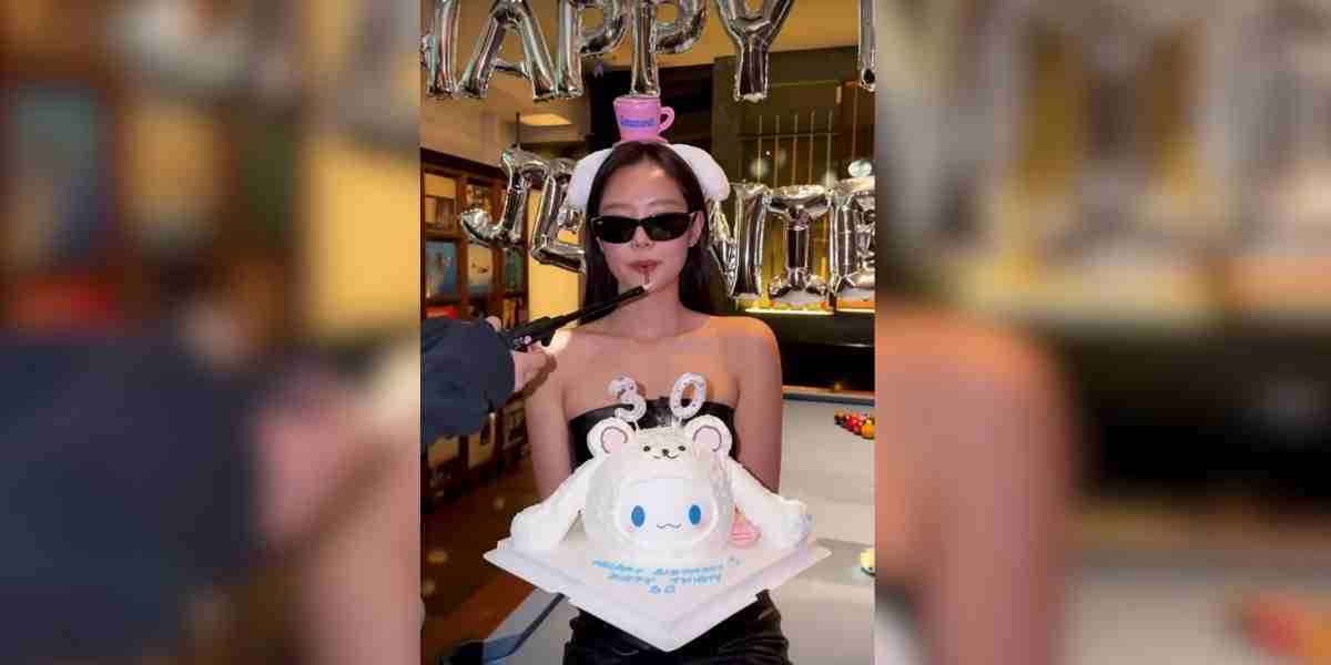 Jennie BLACKPINK masuk usia 30 dengan perayaan intimate penuh kebahagiaan. Tawa, lilin angka &ldquo;30&rdquo;, dan ucapan hangat dari Ros&eacute; & Jisoo jadi momen tak terlupakan