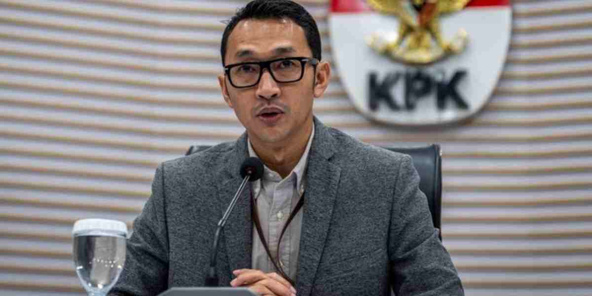 KPK menegaskan penyidikan kasus kuota haji terus berjalan. Bukti aliran uang diklaim sudah dikantongi dan masih didalami ke sejumlah pihak.