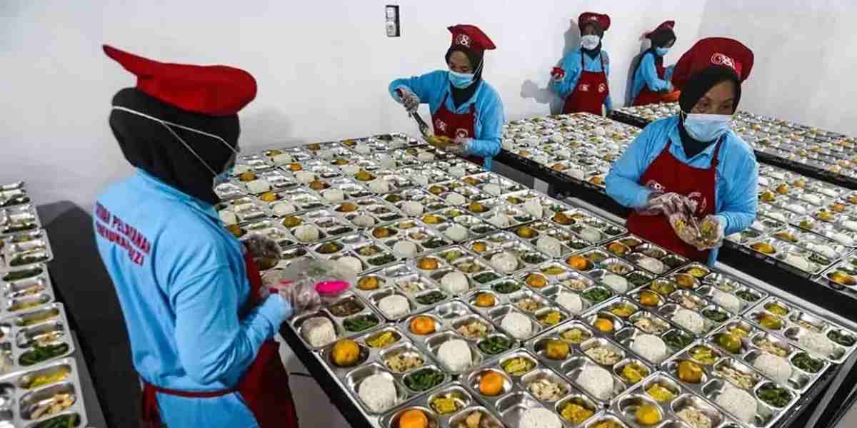 Petugas menyiapkan makanan bergizi di salah satu Satuan Pelayanan Pemenuhan Gizi (SPPG) program MBG yang telah serap anggaran hampir Rp18 triliun awal tahun.