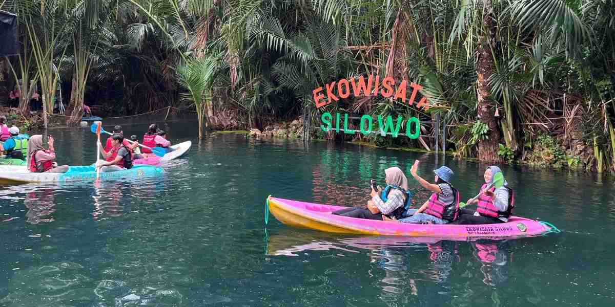 MENIKMATI SUASANA ALAM: Wahana kano destinasi wisata Silowo banyak diminati pengunjung yang ingin menikmati sensasi berperahu di sungai berair jernih.