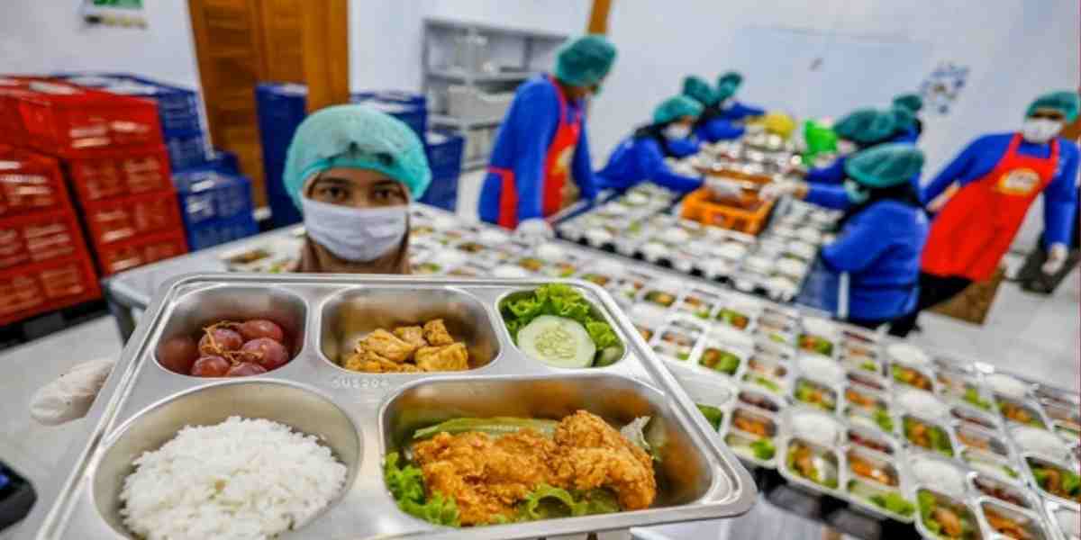 Meski berpuasa, program Makan Bergizi Gratis tetap berjalan. BGN sesuaikan menu dan mekanisme agar tetap bergizi dan aman dikonsumsi saat berbuka.