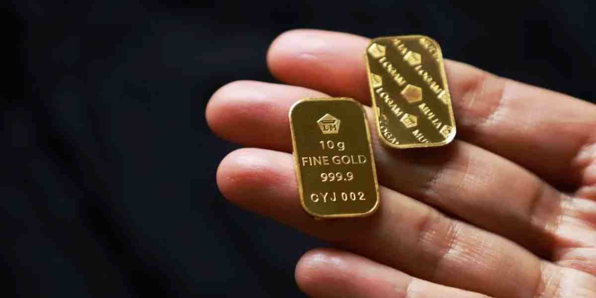 Harga emas di Pegadaian cetak rekor baru: Antam & Antam Retro tembus Rp3 juta per gram, sementara UBS dan Galeri 24 ikut naik signifikan.