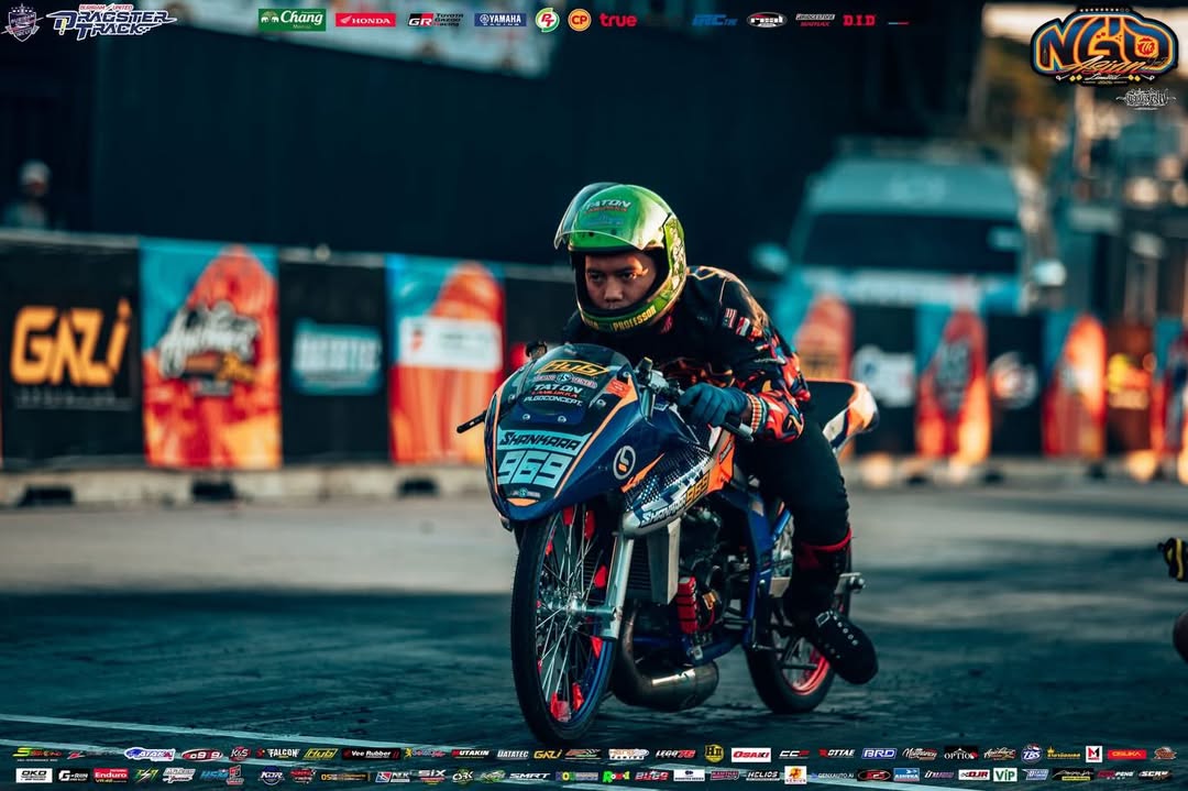 Fokus, presisi, dan kecepatan jadi satu. Pembalap Indonesia melesat di lintasan ASEAN Super Fast, membuktikan bahwa determinasi dan kerja tim mampu membawa Merah Putih berdiri di podium tertinggi.