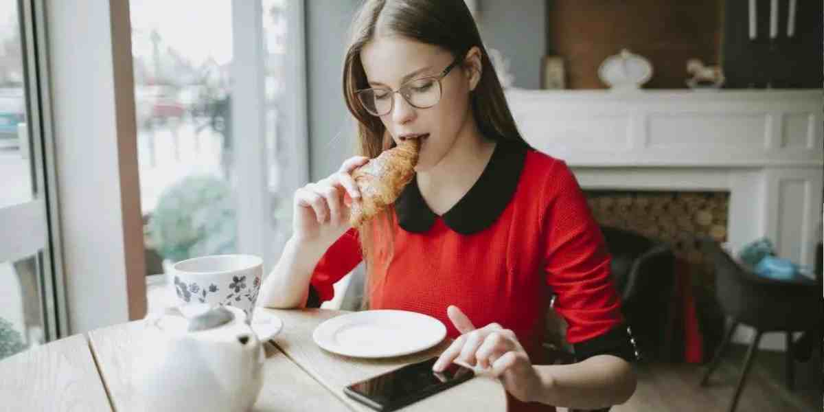 Layar ponsel dibalik saat makan bukan sekadar kebiasaan kecil. Psikologi melihatnya sebagai cermin kendali diri, mindfulness, dan kualitas hubungan sosial.