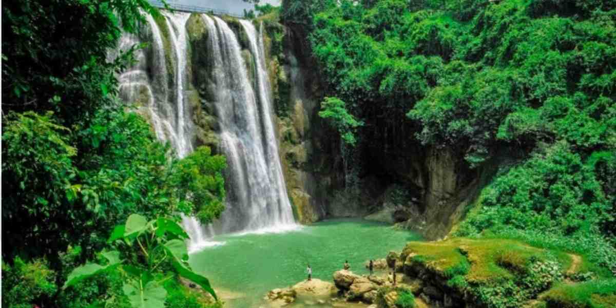 Air Terjun Nglirip di Tuban memukau dengan air kebiruan dan hutan asri, namun di balik keindahannya tersimpan legenda pilu tentang cinta dan mitos yang hidup di masyarakat.