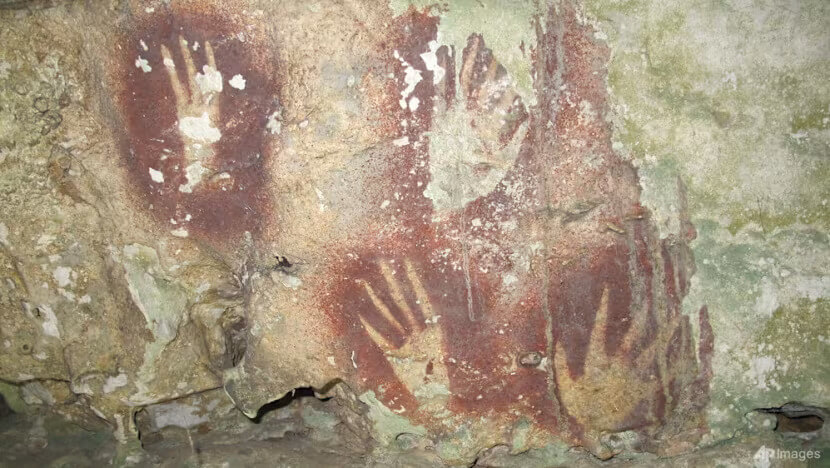Cap tangan berusia sekitar 67.800 tahun ditemukan di Gua Liang Metanduno, Sulawesi Tenggara, menjadi karya seni cadas tertua yang pernah tercatat.