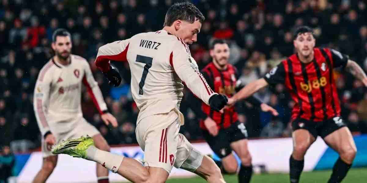 Gary Neville memberikan analisis tajam terhadap performa Liverpool dan kritik atas alasan musim transisi meski klub sudah habiskan dana besar.