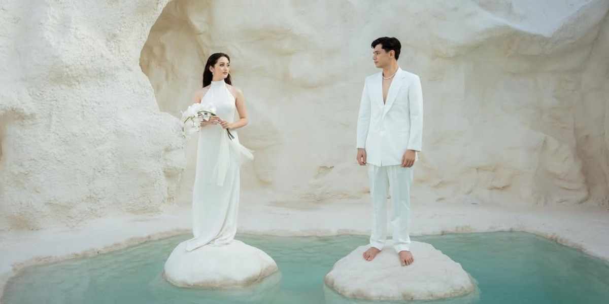 Ranty Maria dan Rayn Wijaya resmi menjadi pasangan suami istri di Bali, penuh janji cinta dan momen haru yang hangat.