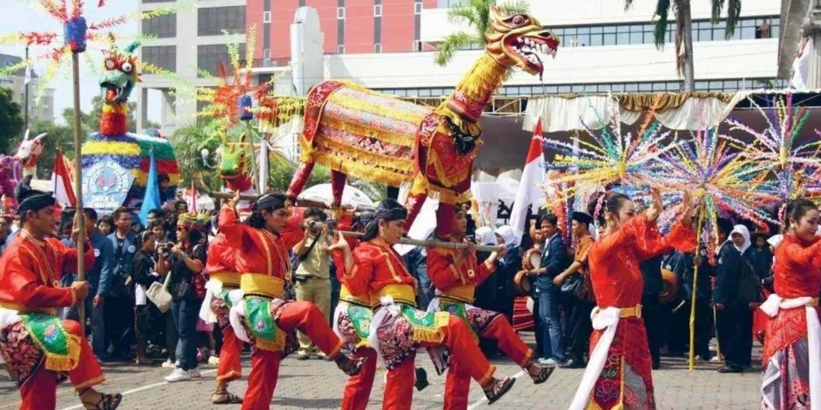 Indonesia kaya tradisi menyambut puasa: mulai dari dugderan, munggahan, hingga bakar batu yang menunjukkan harmoni budaya dan iman.
