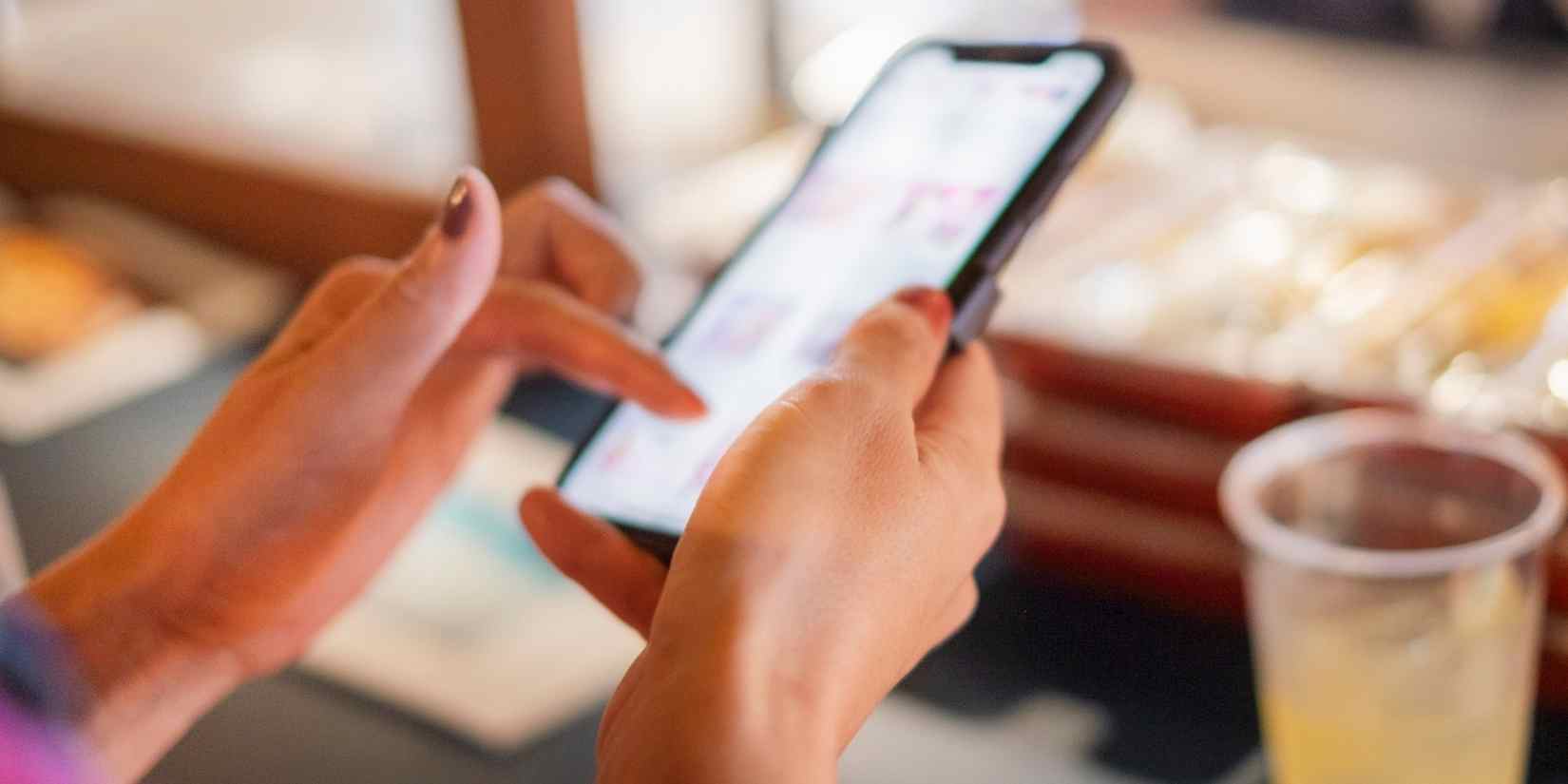 Story teman terlihat seru, tapi hati malah cemas. Bisa jadi itu FOMO yang bikin kamu scroll terus tanpa sadar.