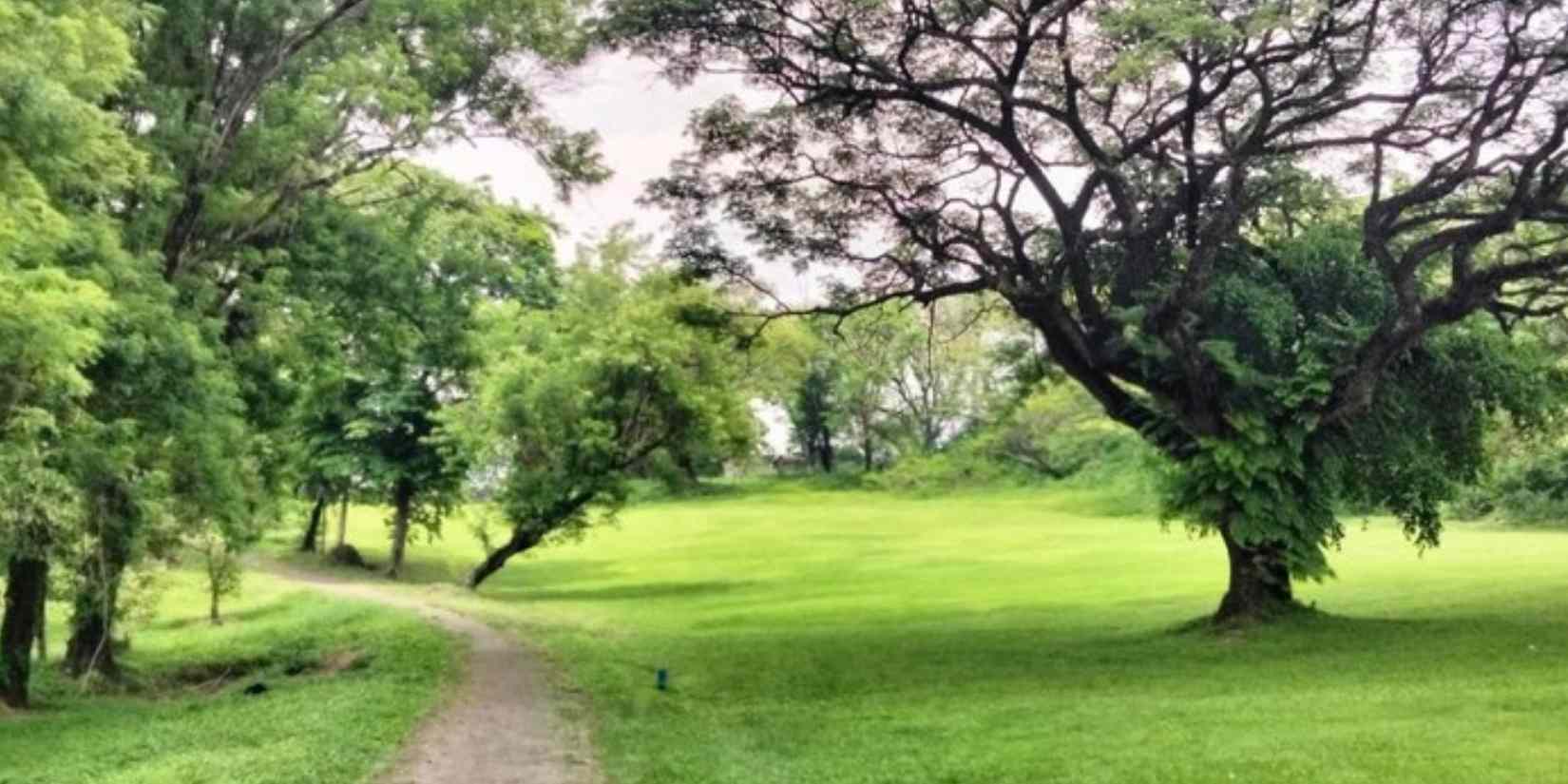 Di Surabaya, lapangan golf tertua menyimpan jejak kolonial Belanda dan makam tua di hole 18 yang membubungkan sejarah dengan kisah rakyat.