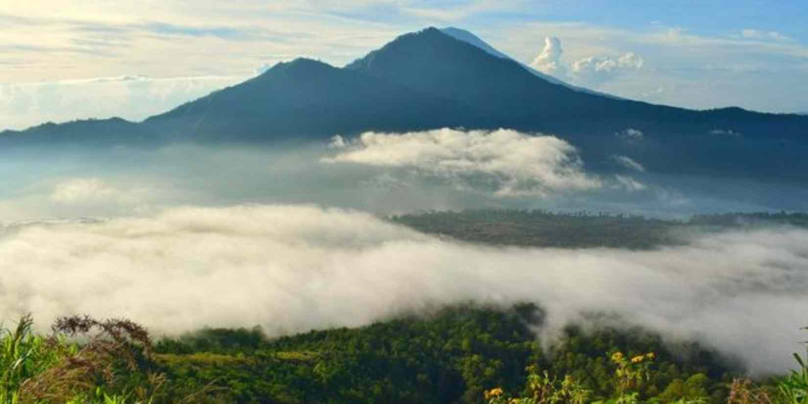 Ritual buang celana dalam di Gunung Sanggabuana dianggap bisa buang sial, namun kini menjadi ancaman bagi lingkungan dan cerita budaya setempat.