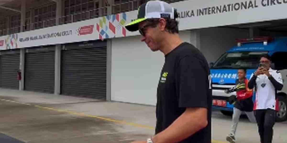 Legenda MotoGP Valentino Rossi akhirnya hadir di Sirkuit Mandalika, Lombok, untuk memimpin latihan VR46 Riders Academy menjelang tes pramusim 2026.