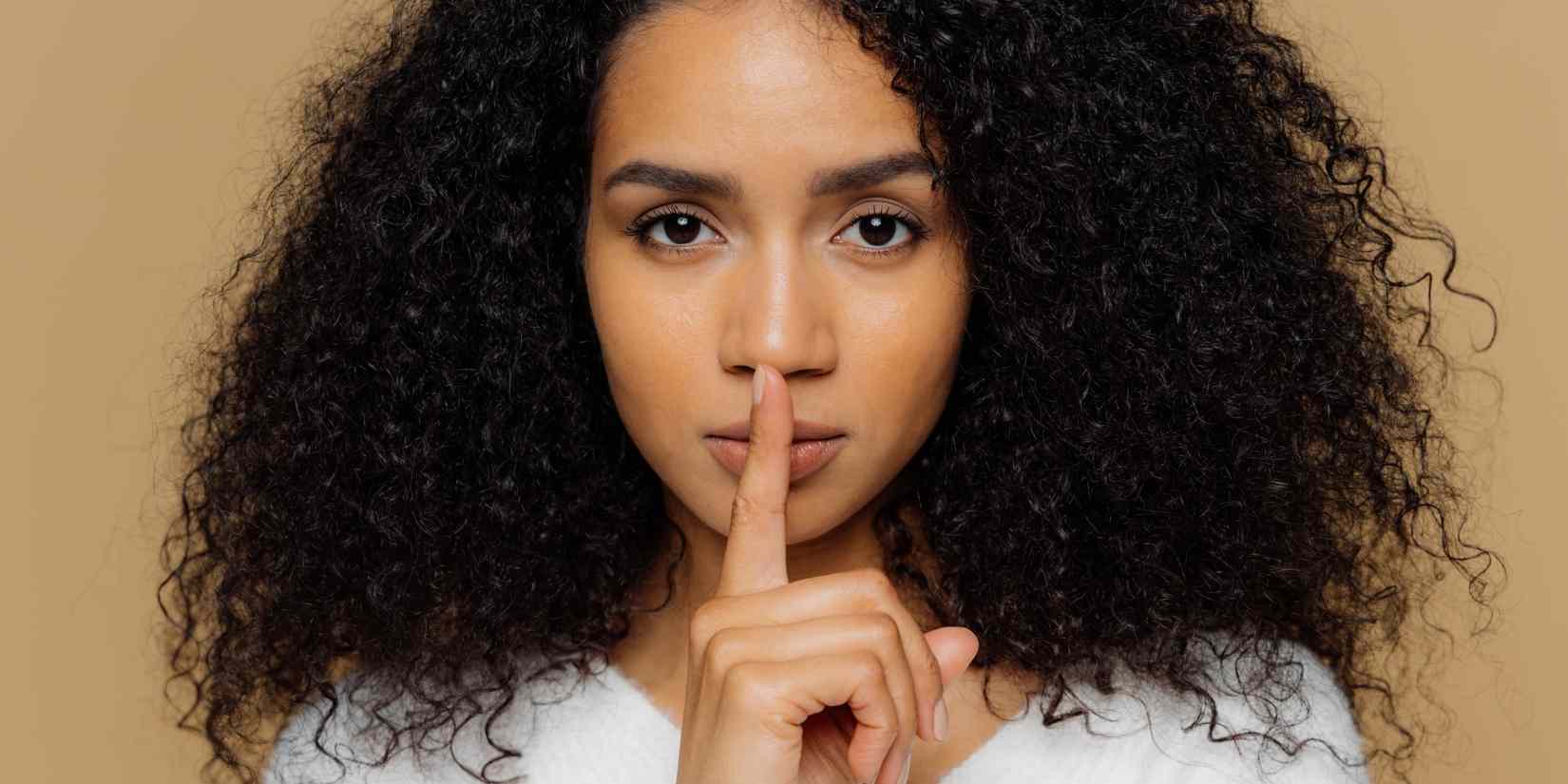 Diam bukan selalu dewasa. Silent treatment bisa jadi luka emosional yang pelan-pelan merusak hubungan.