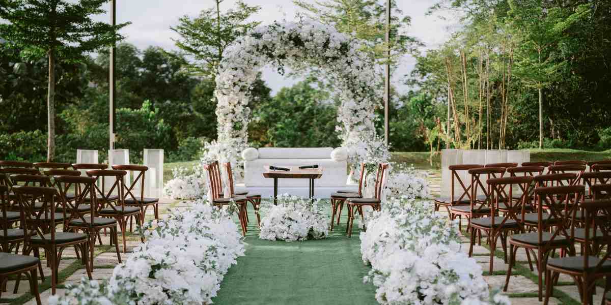 Cuaca boleh tak bersahabat, tapi nikah outdoor tetap jadi pilihan. Bagi pasangan muda, risiko bukan penghalang&mdash;melainkan bagian dari cerita.