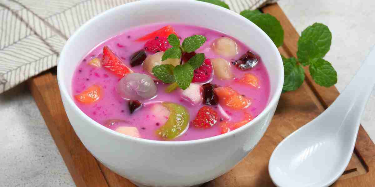 Sop buah, es teler, es campur hingga es oyen jadi minuman favorit buka puasa yang laris diburu pembeli &mdash; peluang usaha takjil yang menjanjikan.
