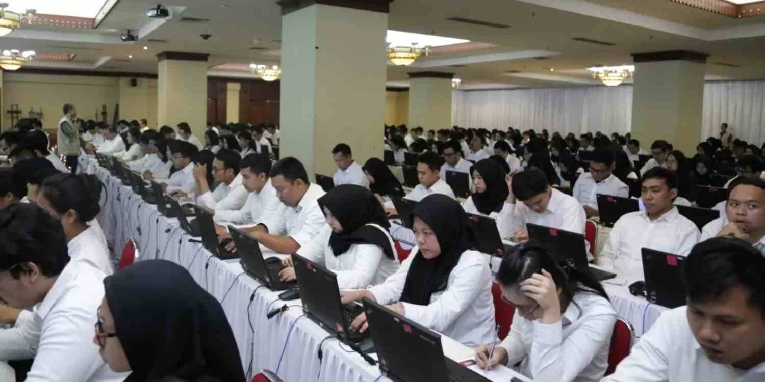 Isu pengalaman kerja bikin panik? Tenang, fresh graduate masih punya peluang besar di CPNS 2026.
