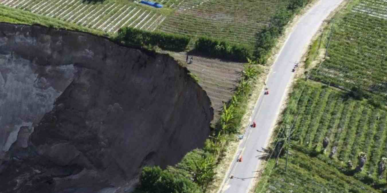 Fenomena lubang raksasa di Aceh Tengah makin meluas dan memutus akses jalan utama. Pemkab gandeng provinsi dan pusat untuk kaji langkah antisipasi demi keselamatan warga dan infrastruktur.
