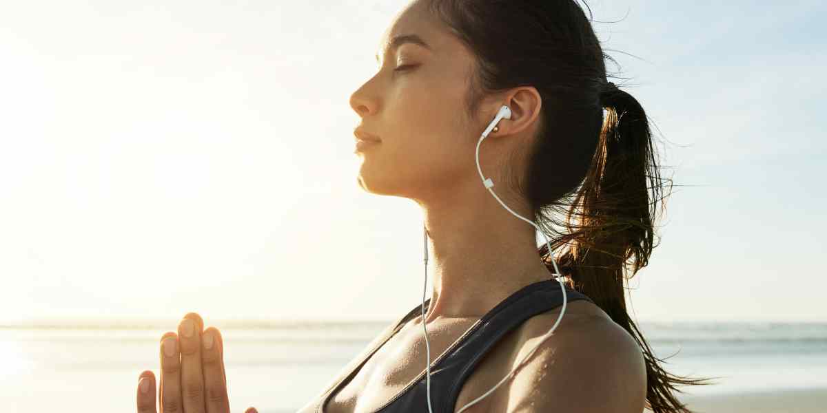 Earphone kabel kembali hits di tengah dominasi TWS! Bukan karena teknologi baru, tapi karena gaya hidup selebriti, kualitas audio tanpa delay, praktis tanpa charging, dan harga yang terjangkau