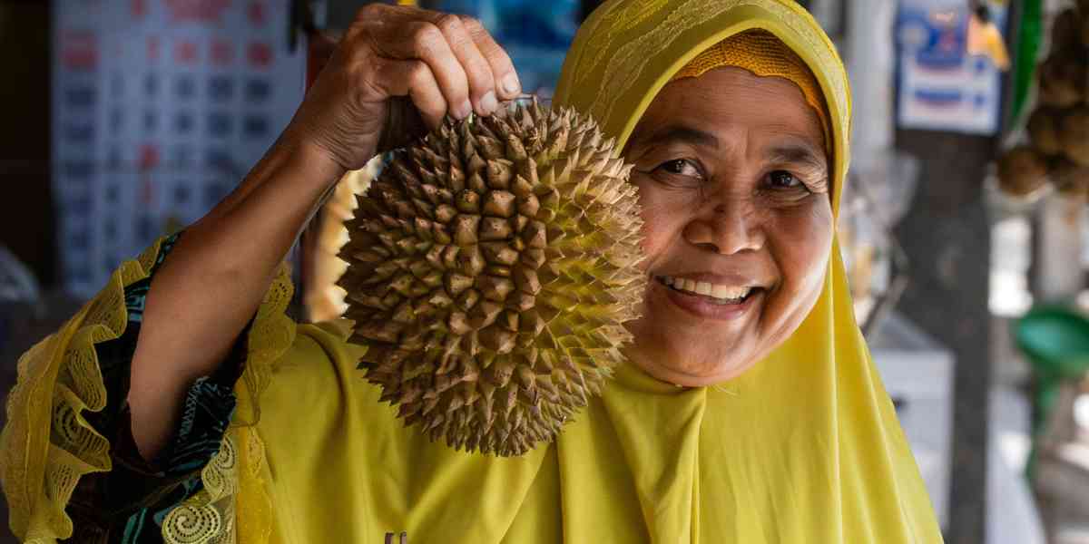 Durian bukan cuma enak, tapi juga penuh manfaat. Asal nggak kebablasan, raja buah ini bisa bikin tubuh lebih bertenaga dan mood makin happy.