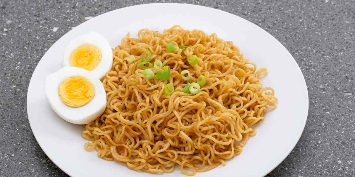 Tanggal tua selalu datang, mi instan selalu setia. Di balik keluhan akhir bulan, ada pelajaran tentang prioritas dan keuangan.