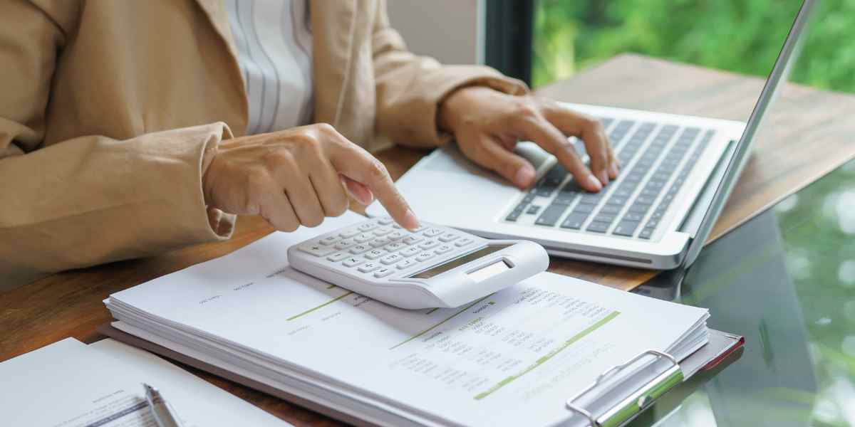 Excel rapi di awal bulan, saldo menipis di akhir bulan. Drama klasik anak muda antara niat hemat dan godaan diskon digital.