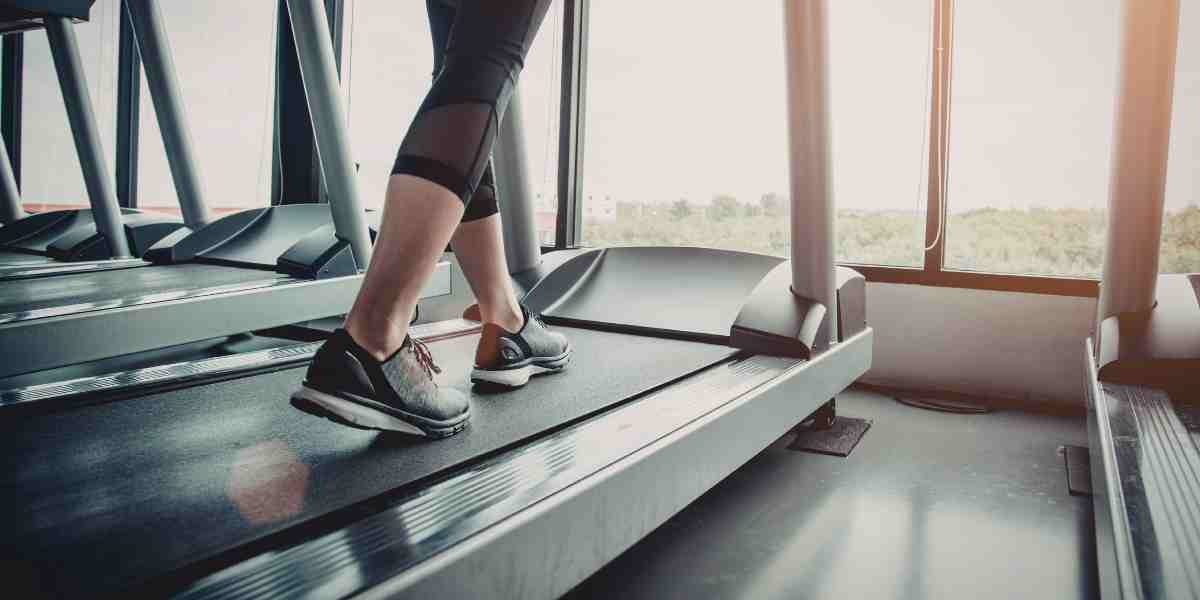 Lari di taman bikin jiwa bebas, treadmill bikin latihan terukur. Mana pun pilihannya, yang penting bikin kamu konsisten, happy, dan sehat