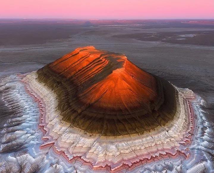 Lapisan warna Gunung Bokty terbentuk dari sedimen laut purba yang tererosi angin dan air selama jutaan tahun.